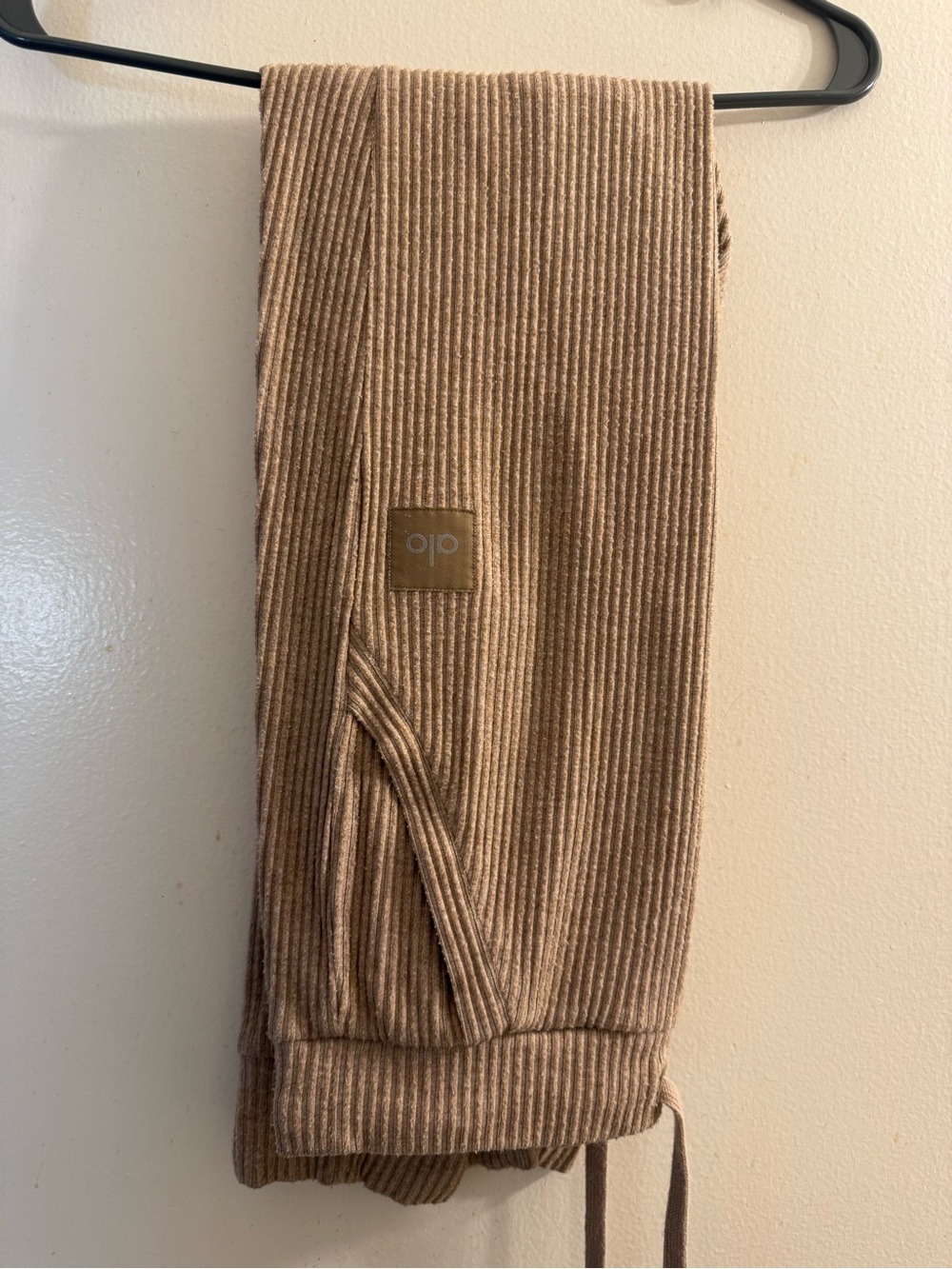 ALO Yoga Beige Ribbed Drawstring Joggers - Picture 6 of 9